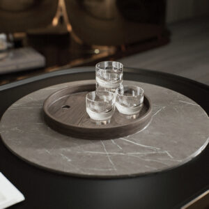 Render 3D de copos decorativos posicionados sobre mesinha moderna.